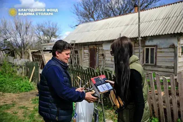 Радіоприймачі та продукти для жителів селища Андріївка